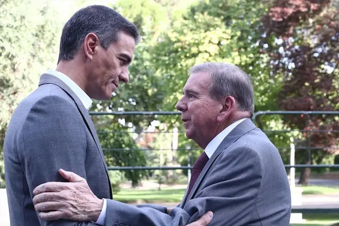 El presidente del Gobierno, Pedro S&aacute;nchez, recibe al candidato opositor venezolano Edmundo Gonz&aacute;lez en el Palacio de la Moncloa. / A.E