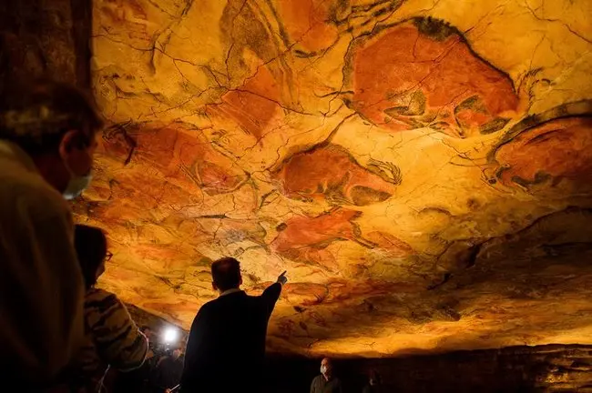Varias personas visitan la Neocueva en el Museo Nacional y Centro de Investigaci&oacute;n de Altamira. / P.P.H.