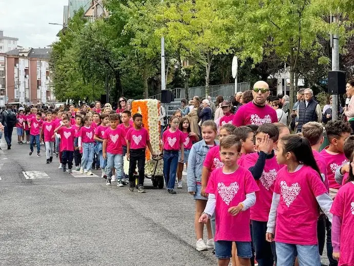 Cientos de alumnos han desfilado esta ma&ntilde;ana por el circuito de la Alameda Miramar con sus peque&ntilde;as carrozas para celebrar la Batalla de Flores Escolar