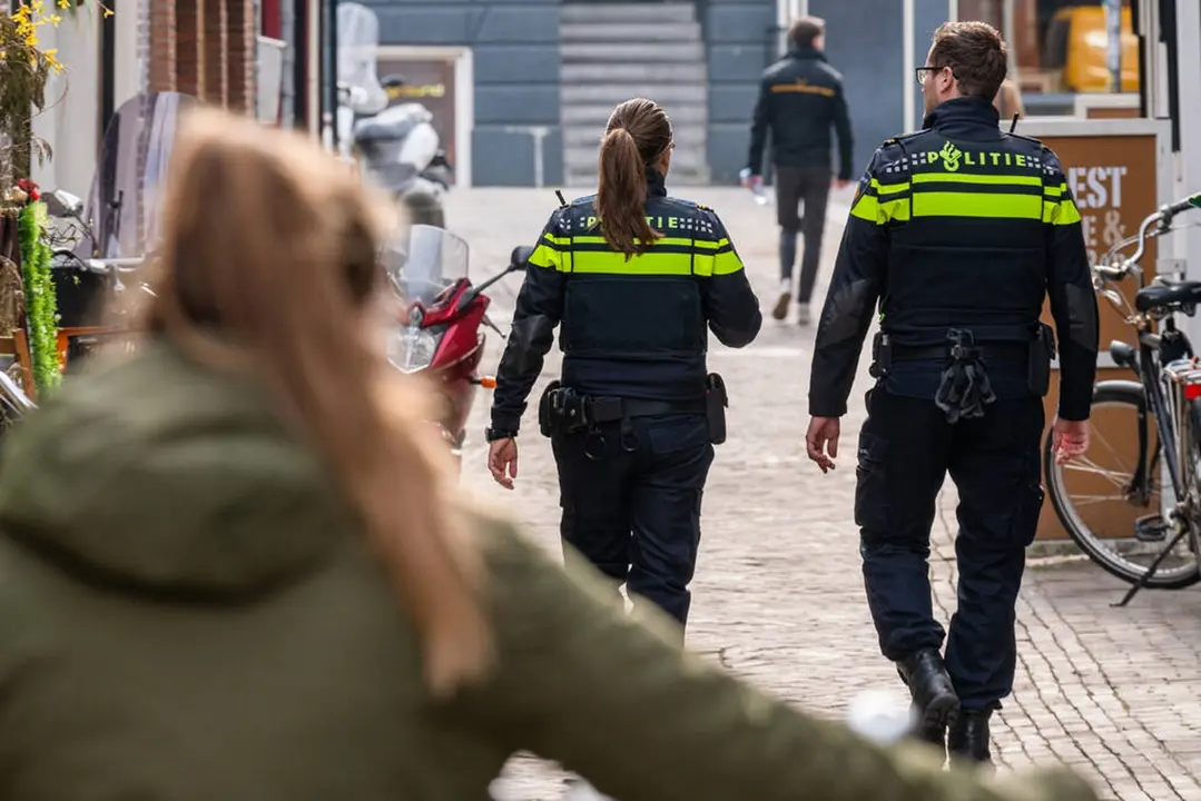 Los agentes de la polic&iacute;a holandesa de espaldas caminando por una calle. / EP