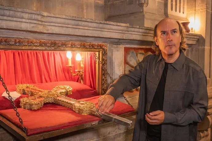 El m&uacute;sico Carlos N&uacute;&ntilde;ez con el Lignum Crucis. / EP

REMITIDA / HANDOUT por GOBIERNO DE CANTABRIA
Fotograf&iacute;a remitida a medios de comunicaci&oacute;n exclusivamente para ilustrar la noticia a la que hace referencia la imagen, y citando la procedencia de la imagen en la firma
13/9/2024