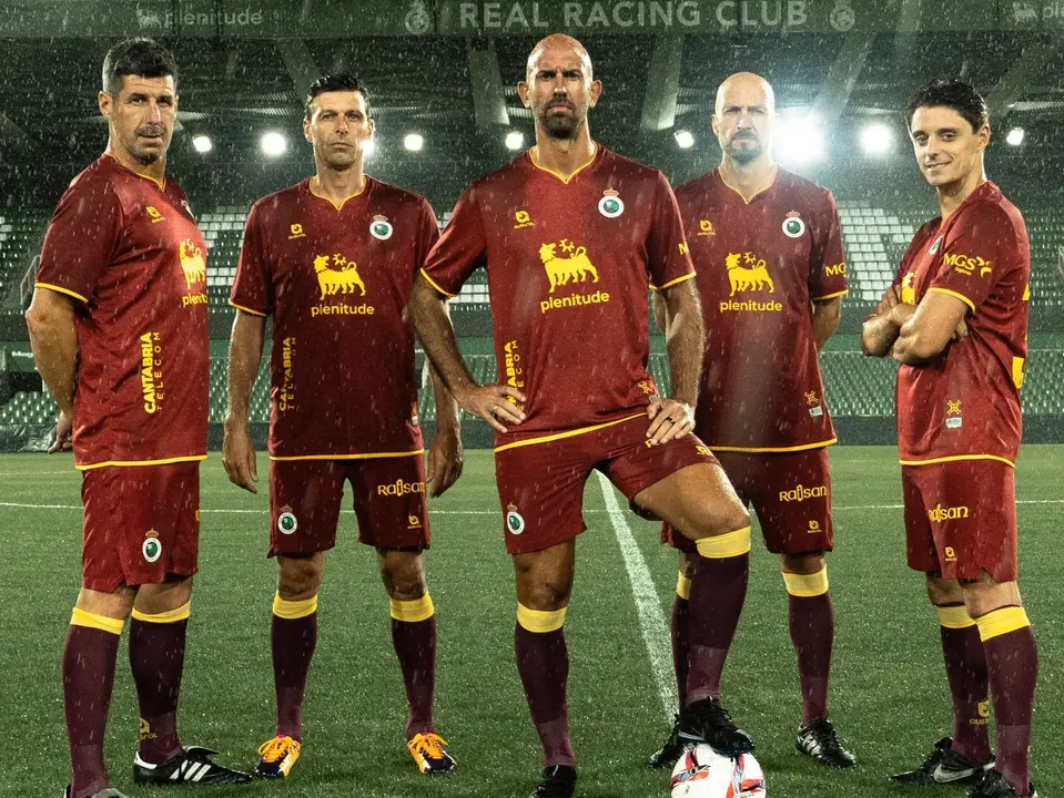 Los exjugadores del Racing presentan la tercera equipaci&oacute;n. / RRC