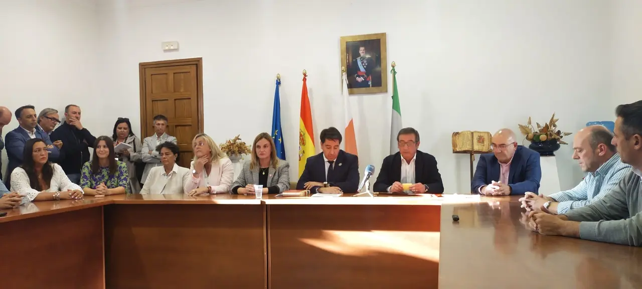 Pleno del Ayuntamiento de Cay&oacute;n en el que el Javier Viar (PP) se convierte en alcalde. / EP