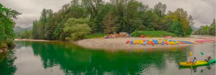 El R&iacute;o Deva, con sus aguas serenas y sus r&aacute;pidos emocionantes, ofrece una experiencia excursi&oacute;n en kayak. / A.S.P