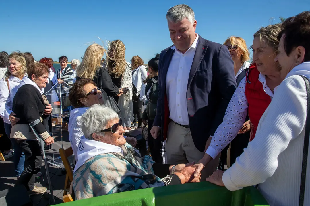 El consejero de Econom&iacute;a, Hacienda, Financiaci&oacute;n Auton&oacute;mica y Fondos Europeos,
Luis &Aacute;ngel Ag&uuml;eros, participa en el homenaje a las mariscadoras. / Alerta
