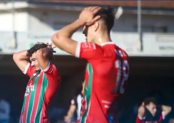 Los jugadores de la Gimn&aacute;stica se echan las manos a la cabeza. / RSGT
