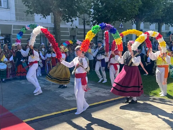El grupo de Danzas act&uacute;a en La Bien Aparecida, en el santuario de Hoz de Marr&oacute;n. / A.E