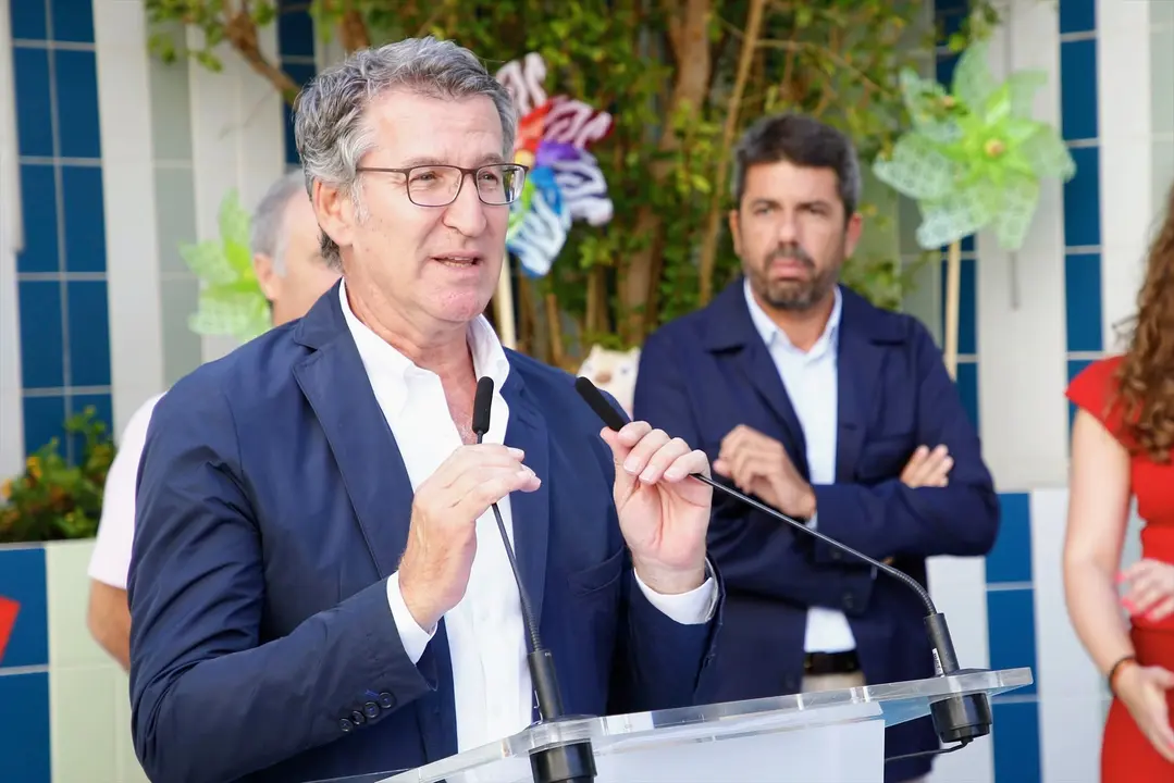 El presidente del Partido Popular, Alberto N&uacute;&ntilde;ez Feij&oacute;o, realiza una intervenci&oacute;n ante los medios de comunicaci&oacute;n junto al presidente del PPCV, Carlos Maz&oacute;n. Joaqu&iacute;n Reina