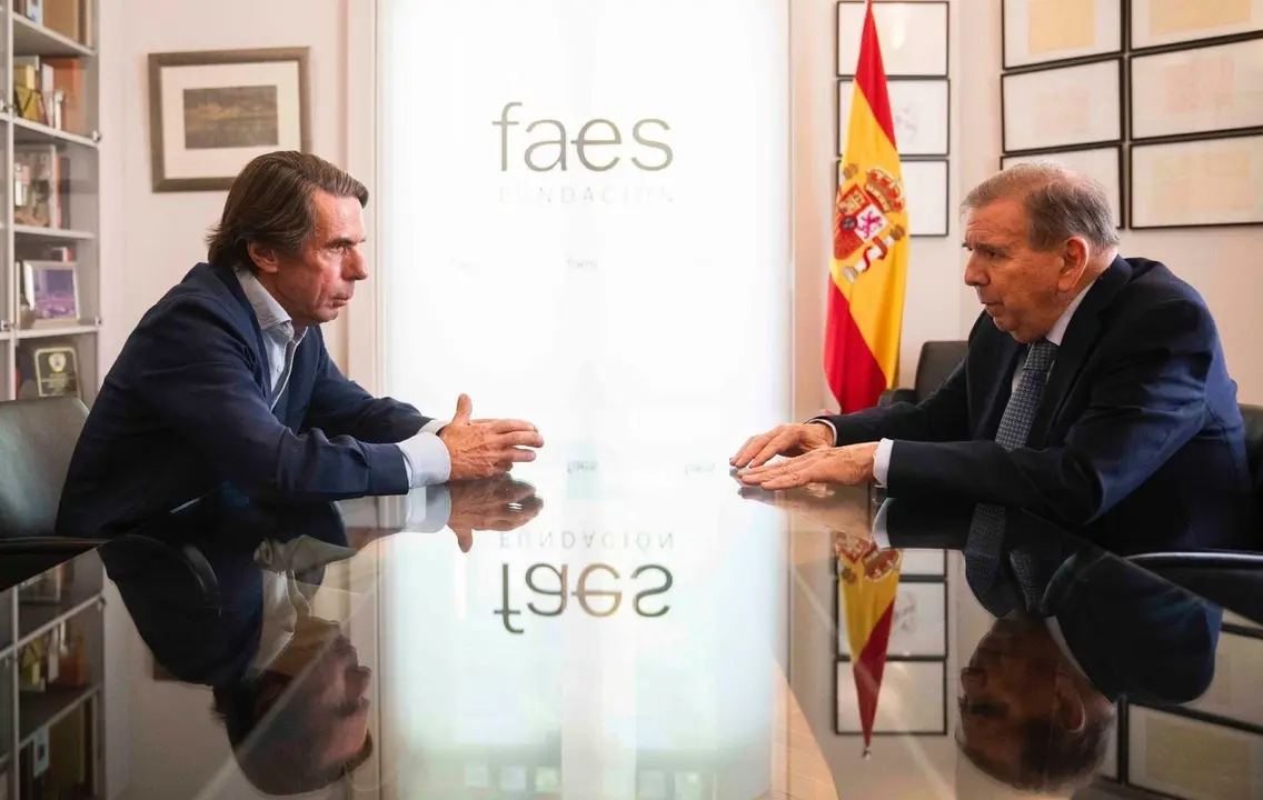 El expresidente del Gobierno Jos&eacute; Mar&iacute;a Aznar se re&uacute;ne con el candidato opositor Edmundo Gonz&aacute;lez en la sede de la fundaci&oacute;n FAES en Madrid. / FAES