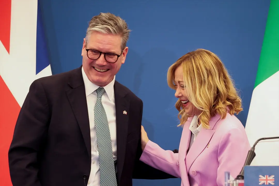El primer ministro brit&aacute;nico, Keir Starmer, conversa con su hom&oacute;loga italiana, Giorgia Meloni, durante una conferencia de prensa. / Phil Noble