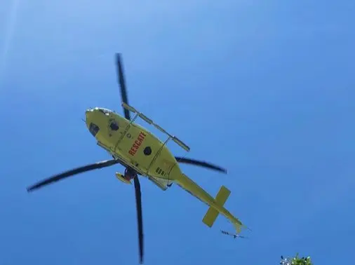 El helic&oacute;ptero del 112 realiza el rescate en Santo&ntilde;a. / 112