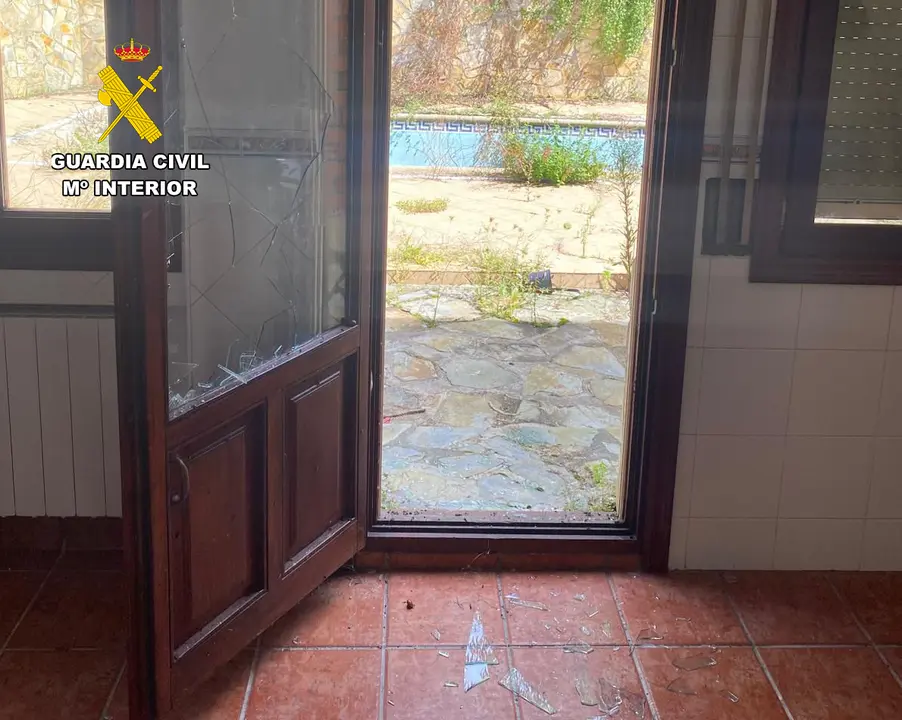 Fotograf&iacute;a de la puerta fracturada en Castro Urdiales