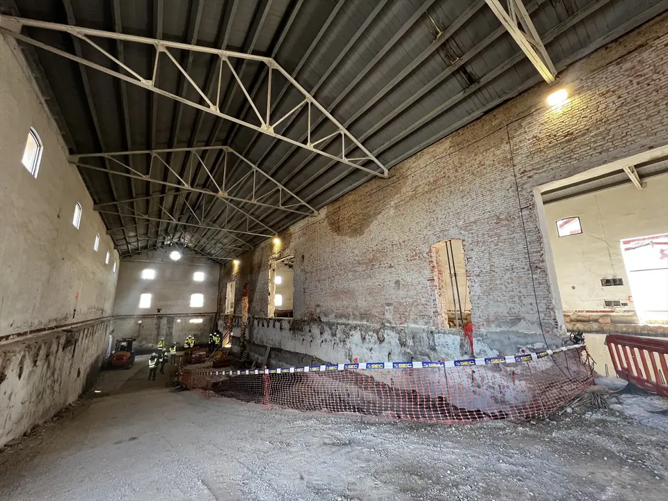 Obras de la primera fase de rehabilitaci&oacute;n de La Lechera para habilitar la sede de la Colecci&oacute;n Norte. / Archivo