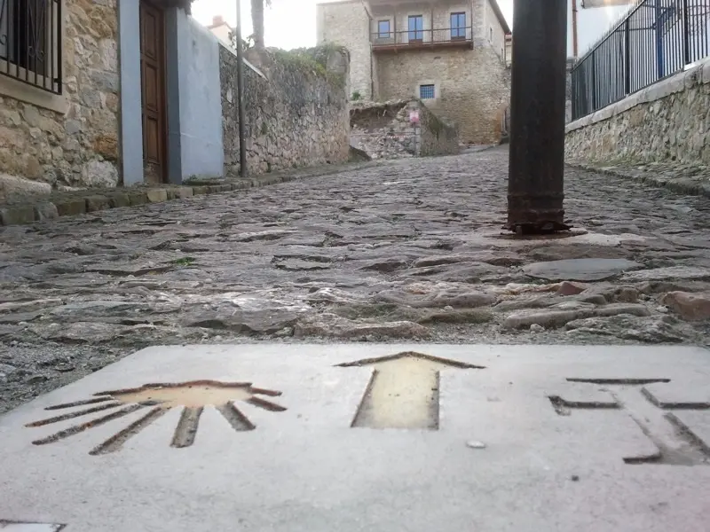 Se&ntilde;ales de peregrinaci&oacute;n del camino de Santiago. / Alerta
