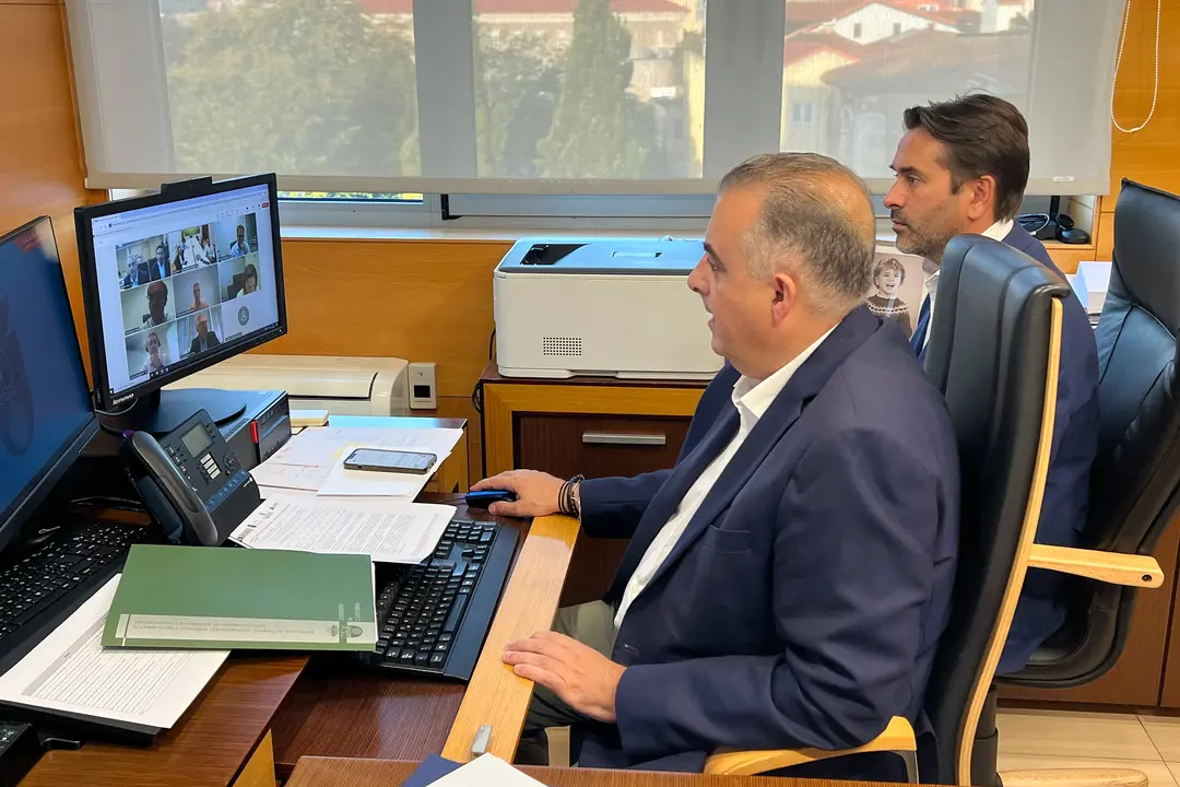 El consejero de Fomento, Vivienda, Ordenaci&oacute;n del Territorio y Medio Ambiente, Roberto Media, preside la Comisi&oacute;n de Seguimiento del Soterramiento de Torrelavega. / Alerta
