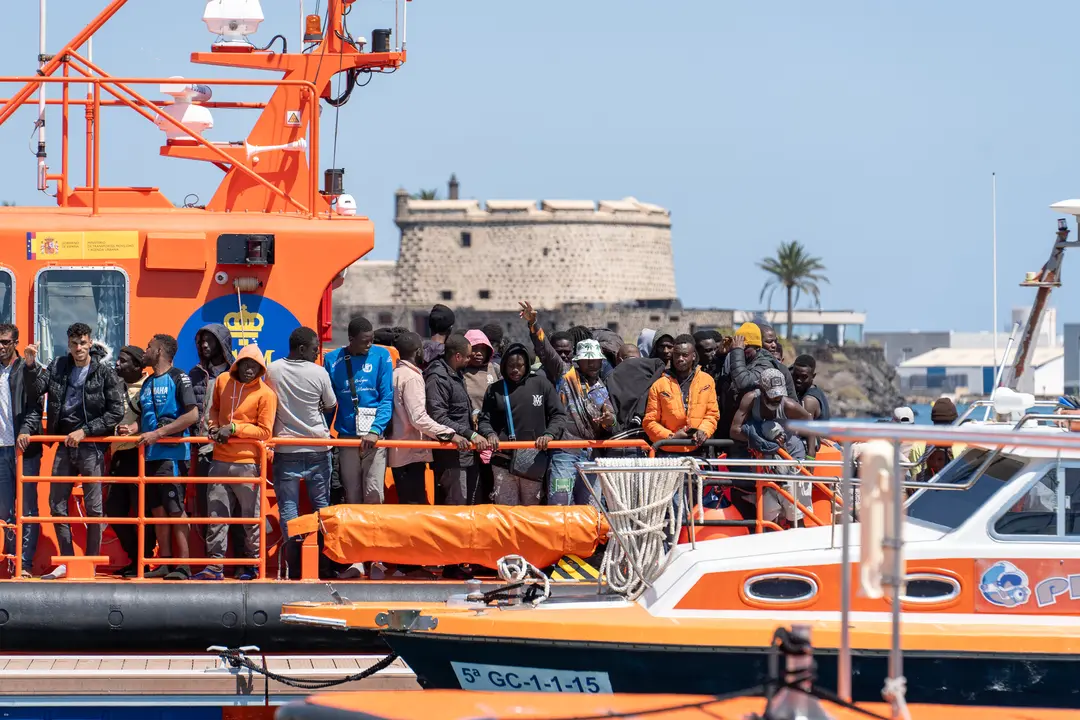 Varios migrantes llegan a bordo de la embarcaci&oacute;n de Salvamento &lsquo;Al Nair&rsquo; al muelle de Puerto Naos. / EP