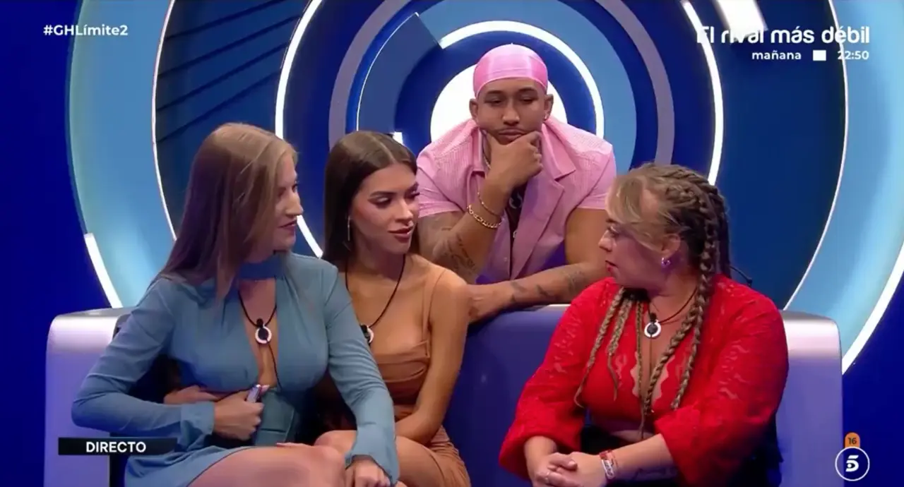 La c&aacute;ntabra, Maite, se encuentra con las gemelas. / GH