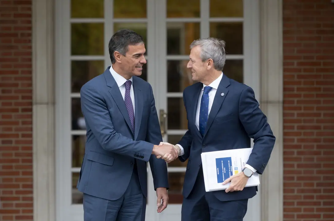 El presidente del Gobierno, Pedro S&aacute;nchez (i), recibe al presidente de la Xunta de Galicia, Alfonso Rueda (d), en el Complejo de La Moncloa. / Alberto Ortega