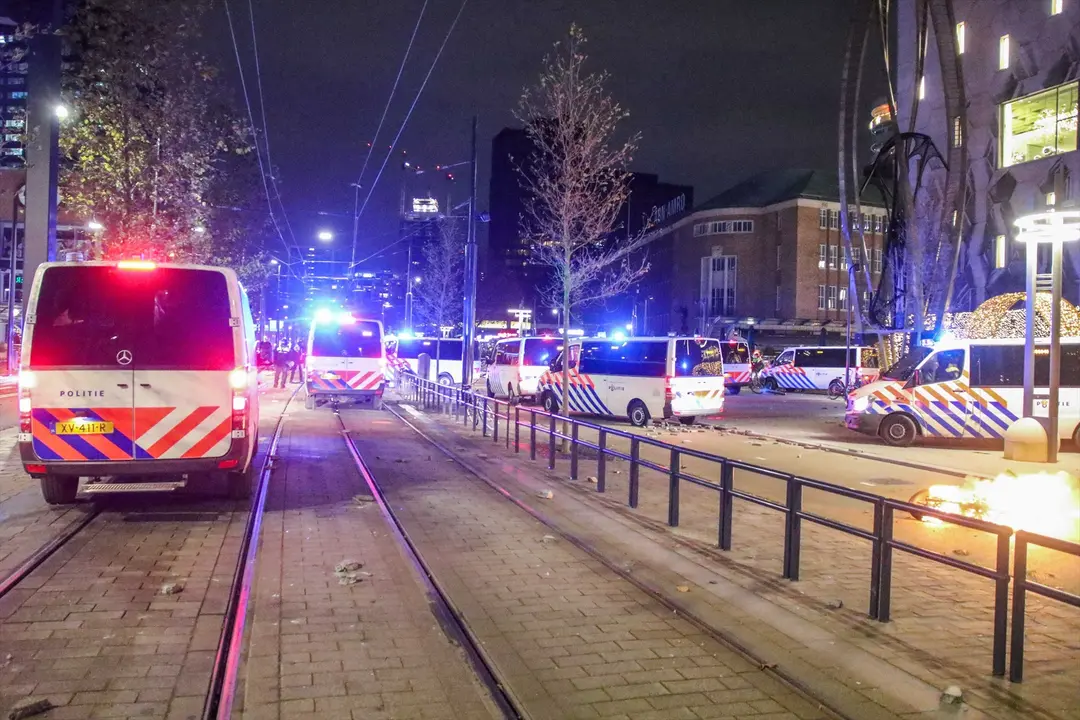 Varios coches de la polic&iacute;a en una calle de Rotterdam. / EP / Archivo