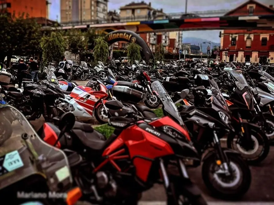 Las motos salen a la calle en Malia&ntilde;o. / Mariano Mora