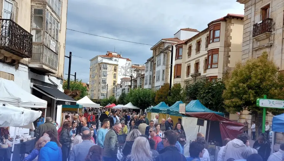 Feria de Comercio y Artesan&iacute;a colocada en la Avenida del Puente de Carlos III y Calle Mayor. / A.E.