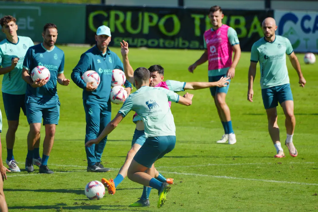 Jos&eacute; &Aacute;lberto, dirige el entrenamiento de cara al partido frente al Castell&oacute;n. / RRC