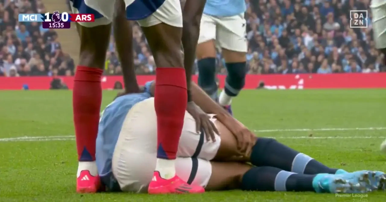 Rodri Hern&aacute;ndez doli&eacute;ndose de la rodilla. / Red X