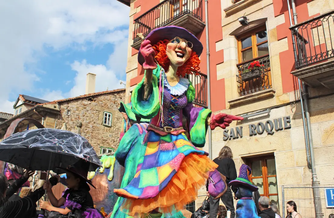 &lsquo;Akelarre&rsquo;, de la Pe&ntilde;a Carroceros Veteranos, gana el concurso de carrozas en Reinosa.