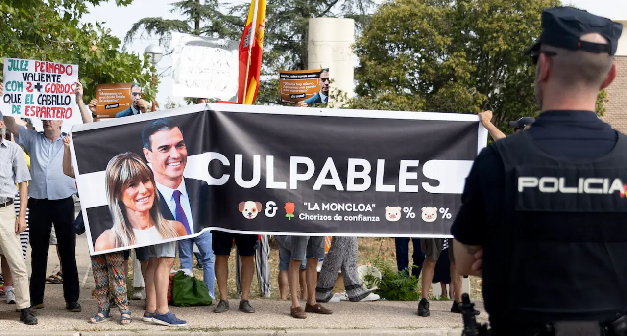 Manifestantes con pancartas a la entrada de la testifical del presidente de Gobierno, en el Palacio de La Moncloa, a 30 de julio de 2024, en Madrid (Espa&ntilde;a). El juez que investiga a Bego&ntilde;a G&oacute;mez por tr&aacute;fico de influencias y corrupci&oacute;n en los negocios se desplaza hoy al Palacio de La Moncloa donde ha tomado declaraci&oacute;n testifical al presidente del Gobierno, Pedro S&aacute;nchez. El magistrado ha acordado que al interrogatorio deben asistir las defensas de los tres investigados --G&oacute;mez, el empresario Juan Carlos Barrab&eacute;s y el rector de la Universidad Complutense de Madrid (UCM), Joaqu&iacute;n Goyache--, el fiscal Jos&eacute; Manuel San Baldomero, y la abogada de Vox, Marta Castro, en representaci&oacute;n de las acusaciones populares.
Fecha: 30/07/2024. leer menos

Foto de ARCHIVO

Firma: Eduardo Parra / Europa Press