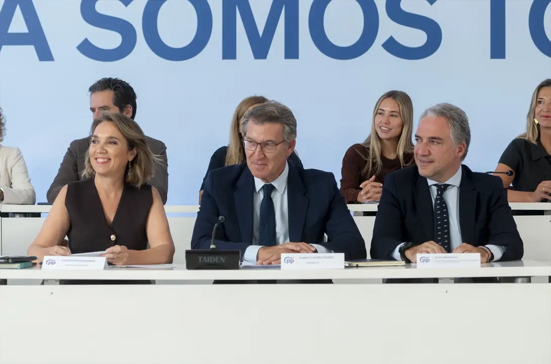 (I-D)  La secretaria general del Partido Popular, Cuca Gamarra; el presidente del PP, Alberto N&uacute;&ntilde;ez Feij&oacute;o; y el vicesecretario de Coordinaci&oacute;n Auton&oacute;mica y Local y An&aacute;lisis Electoral del PP, El&iacute;as Bendodo. / Alberto Ortega