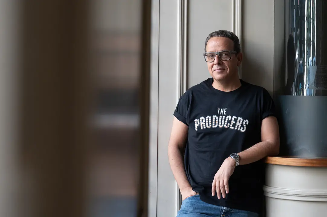 El director art&iacute;stico &Agrave;ngel Ll&agrave;cer posa por la presentaci&oacute;n del musical &lsquo;The Producers&rsquo;. / David Zorrakino