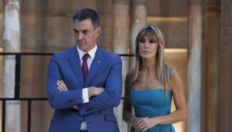 El presidente del Gobierno, Pedro S&aacute;nchez, y su esposa, Bego&ntilde;a G&oacute;mez. / &Aacute;lex C&aacute;mara / Archivo