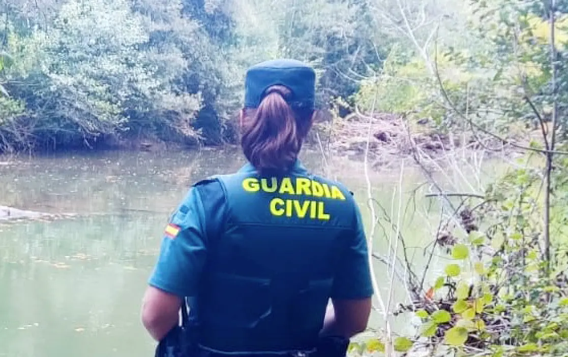 Un agente de la &ccedil;Guardia Civil junto al As&oacute;n. / OPC