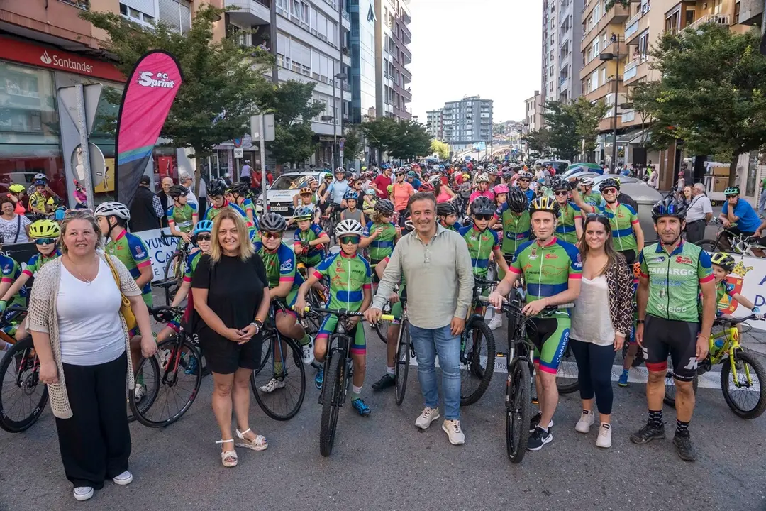 Diego Movellán junto a miembros del equipo de Gobierno en el d&iacute;a de la Bici del a&ntilde;o pasado. / Alerta