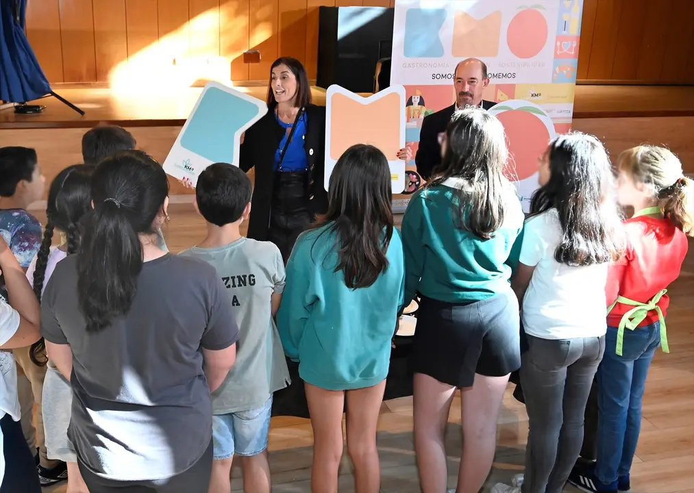 La alcaldesa, Gema Igual, participa en una jornada de la iniciativa 'Santander KM0' en la Finca Altamira junto a los alumnos de Primaria de los colegios Men&eacute;ndez Pelayo, Jos&eacute; Arce Bodega y Mar&iacute;a Blanchard. / Alerta