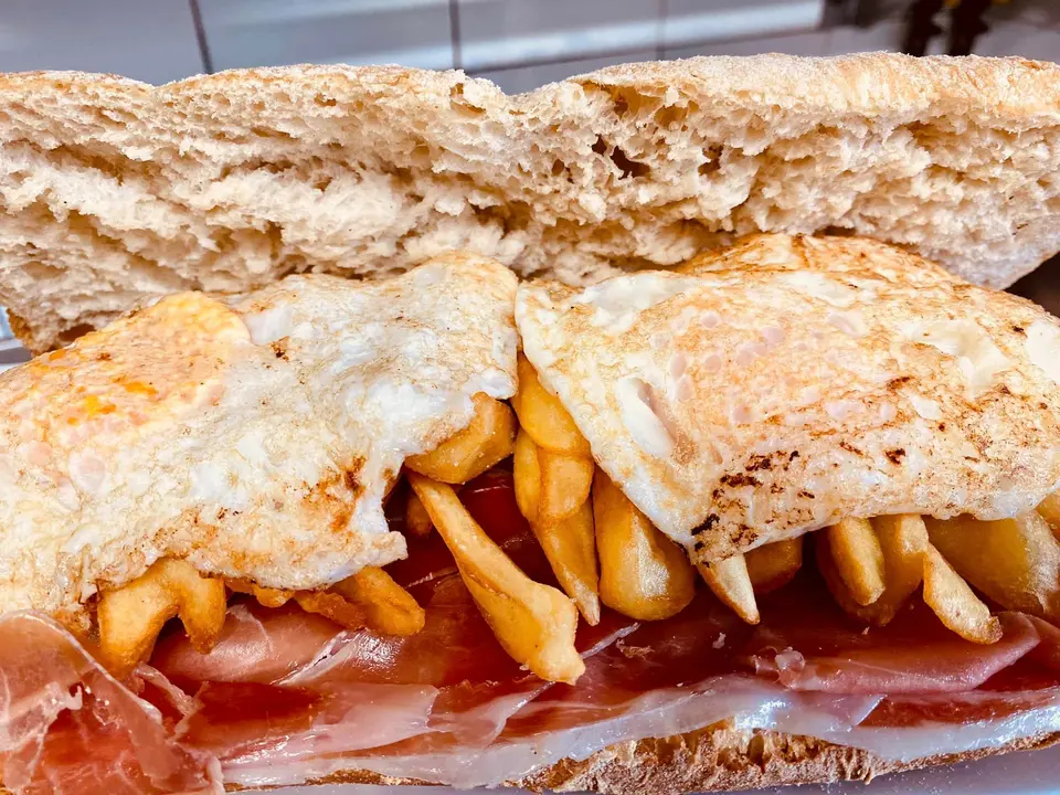 Uno de los bocadillos m&aacute;s pedidos que sirven en el bar. / Ges Solares