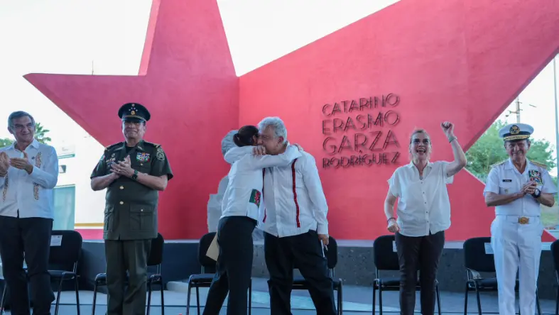 La neocomunista: La Dra. Claudia Sheinbaum, presidenta electa de M&eacute;xico, acompa&ntilde;ando al presidente L&oacute;pez Obrador y a Beatriz Guti&eacute;rrez M&uuml;ller en un acto de repatriaci&oacute;n y memoria del revolucionario Catarino Garza en Matamoros, Tamaulipas. Sheinbaum ha sido criticada por su perfil autoritario y por excluir al Rey Felipe VI de su toma de posesi&oacute;n mientras invita a figuras como Vladimir Putin y Nicol&aacute;s Maduro. / X
