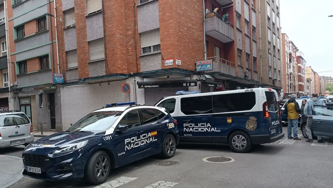 Intervenci&oacute;n de la Polic&iacute;a Nacional en un enfrentamiento entre un grupo de personas en Gij&oacute;n. / A.E.