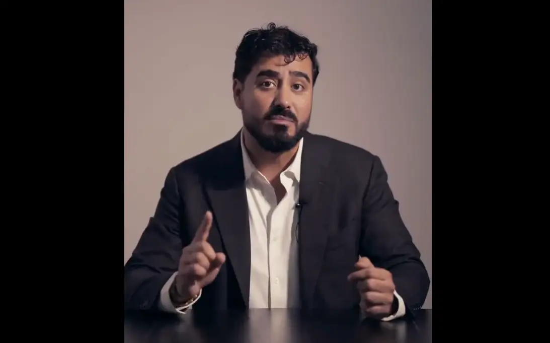 El eurodiputado Alvise P&eacute;rez, durante la difusi&oacute;n de su v&iacute;deo en redes. / X