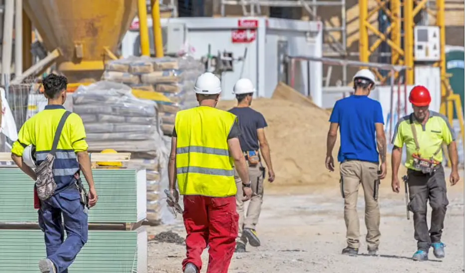 Trabajadores de la construcci&oacute;n dirigi&eacute;ndose a la obra en una ma&ntilde;ana de arduo trabajo, simbolizando el esfuerzo diario que impulsa el desarrollo. / a.E.