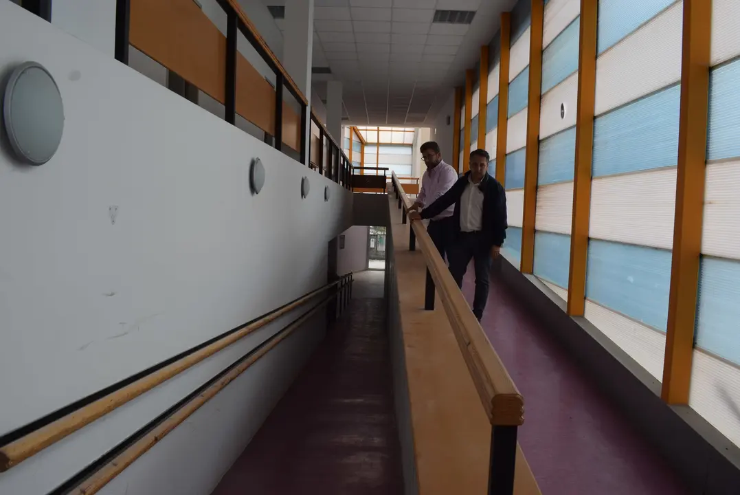 Visita del alcalde de Pi&eacute;lagos a la ludoteca. / Alerta