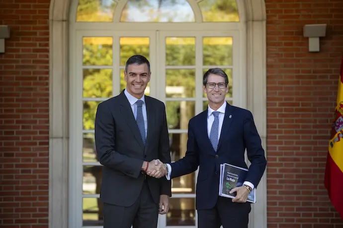 El presidente del Gobierno, Pedro S&aacute;nchez (i), recibe al presidente de La Rioja, Gonzalo Capell&aacute;n (d). / EP