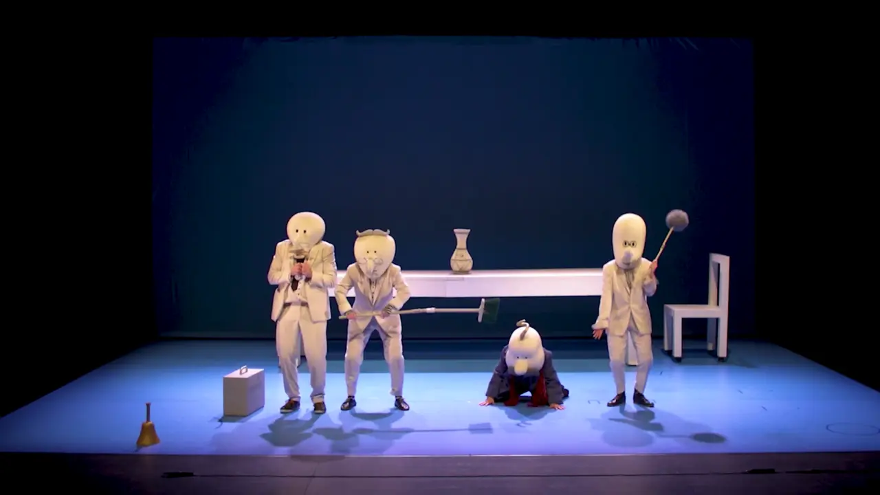 Captura de una de las escenas de la representaci&oacute;n. / P.F.Mr Bo