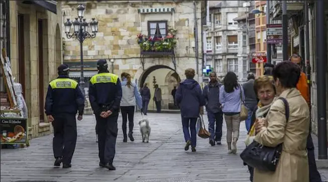 Dos polic&iacute;as locales de Reinosa, Cantabria, pasean por la localidad. / A.E.