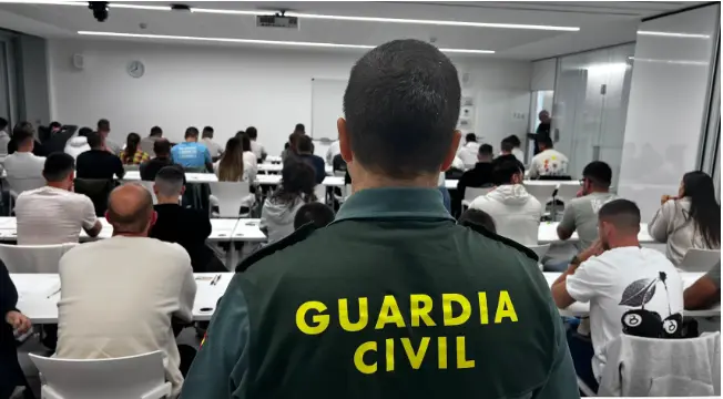 Aspirantes a Guardia Civil durante la realizaci&oacute;n del examen. / Guardia Civil