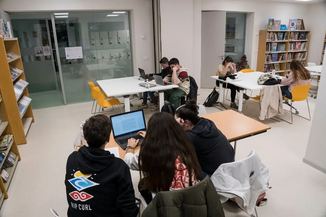 J&oacute;venes de Camargo en la biblioteca. / Alerta