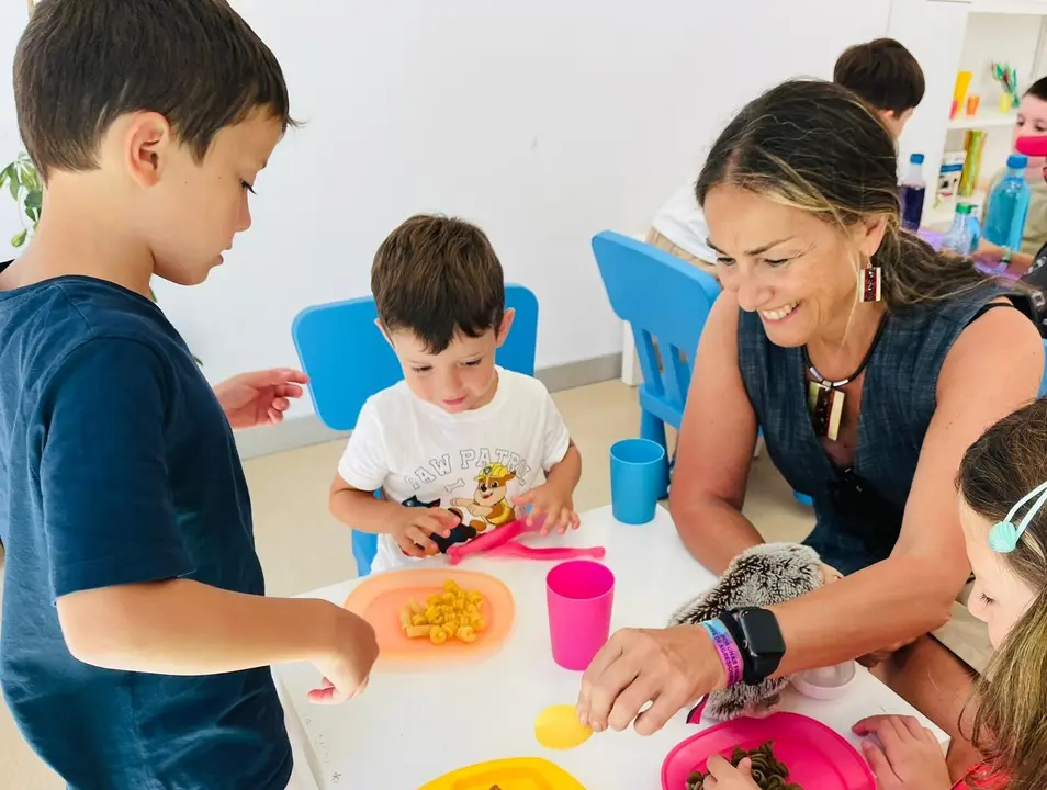 Dos ni&ntilde;os en una ludoteca de Santander. / Alerta