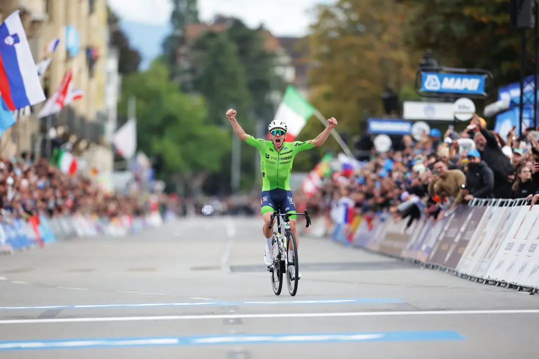 Pogacar celebra un nuevo t&iacute;tulo. / UCI Cycling
