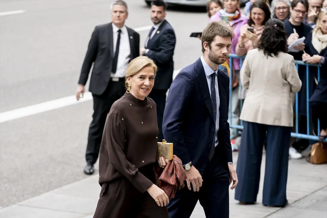 La Infanta Cristina y su hijo, Juan Valent&iacute;n Urdangar&iacute;n, a su llegada a la boda del alcalde de Madrid. / A. P&eacute;rez Meca