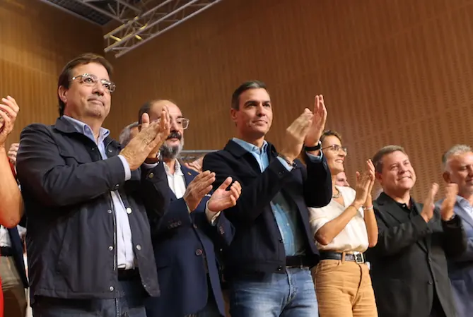 El presidente del Gobierno y secretario general del Partido Socialista (PSOE), Pedro S&aacute;nchez, junto a otros presidentes auton&oacute;micos. / Fabi&aacute;n Sim&oacute;n